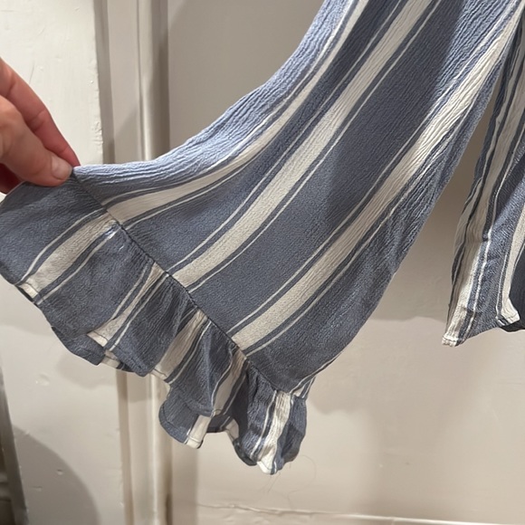 AMERICAN EAGLE Blue and While Stripe Top. Size Medium - Picture 5 of 8